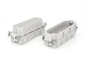 Conector pentru inserție de înaltă densitate